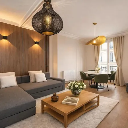 Champs Elysees - Premium Family For 5 * Paris