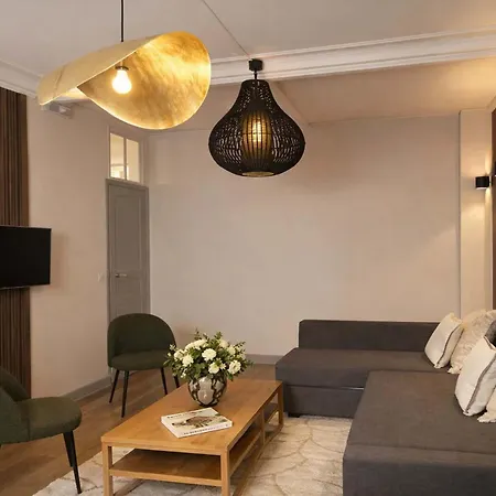 Champs Elysees - Premium Family For 5 Paris
