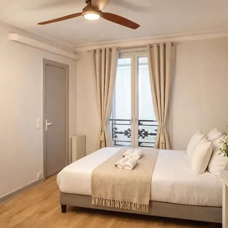 Champs Elysees - Premium Family For 5 Paris
